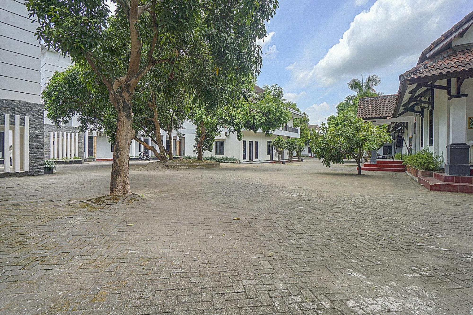 Oyo Life 90589 Palem Garden Hotel Tulungagung Ngoại thất bức ảnh