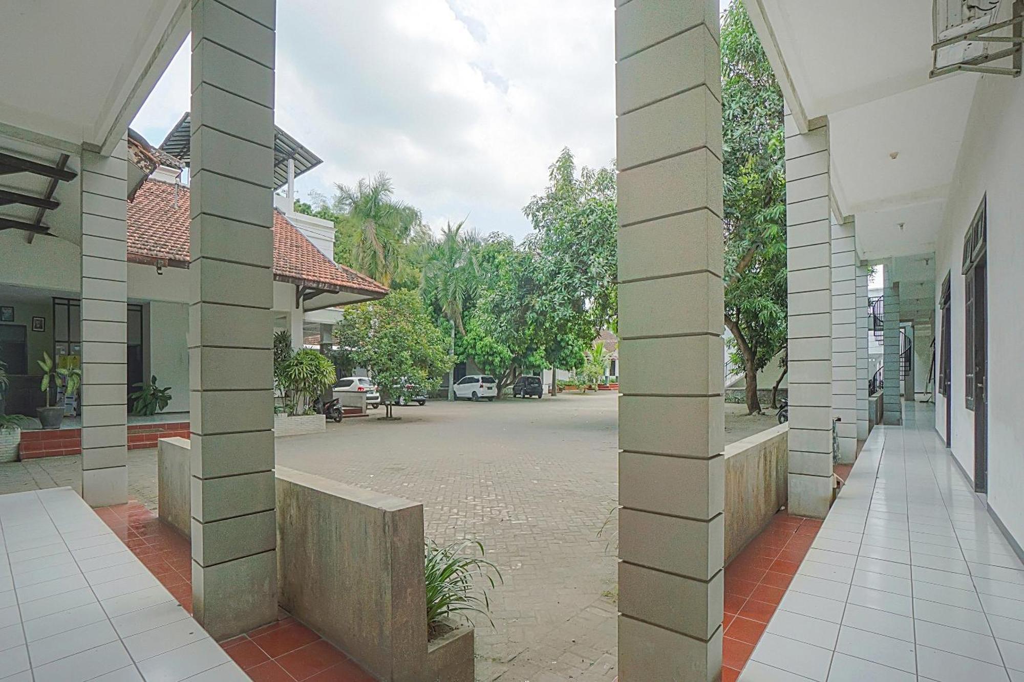 Oyo Life 90589 Palem Garden Hotel Tulungagung Ngoại thất bức ảnh